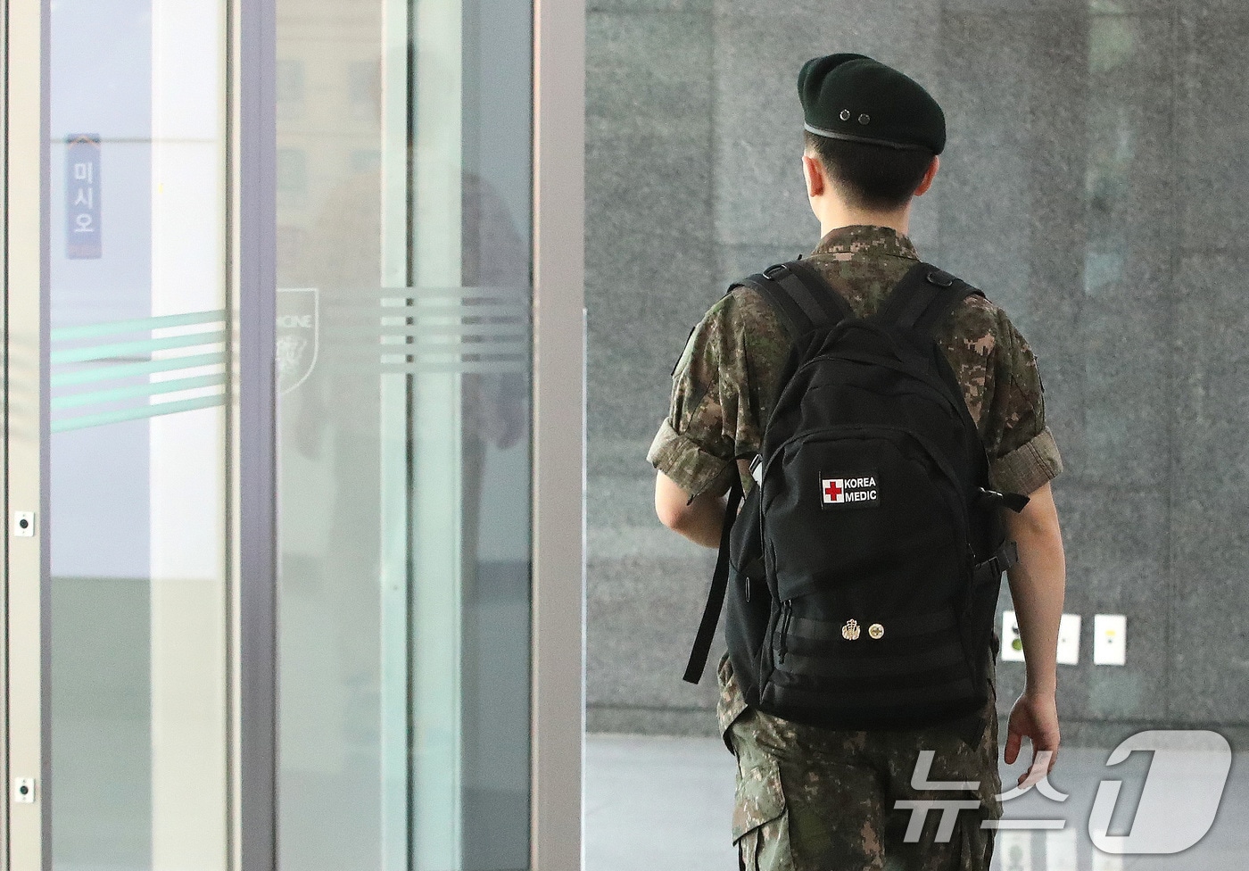 9일 서울 시내의 한 대학병원에서 군인이 지나가고 있다. 2024.9.9/뉴스1 ⓒ News1 임세영 기자