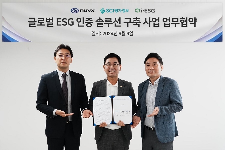 i-ESG 김종웅 대표&#40;왼쪽부터&#41;, SCI평가정보 박영수 대표, NUVX 강명구 부대표가 기념촬영을 하고 있다. /SCI평가정보 제공