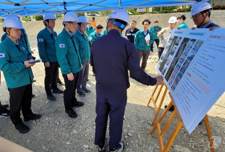 경북 포항시가 행정안전부와 함께 남구 냉천에서 호우 및 자연재난 등에 대비해 합동 점검을 실시하고 있다/. (포항시제공) 2024.9.9/뉴스1