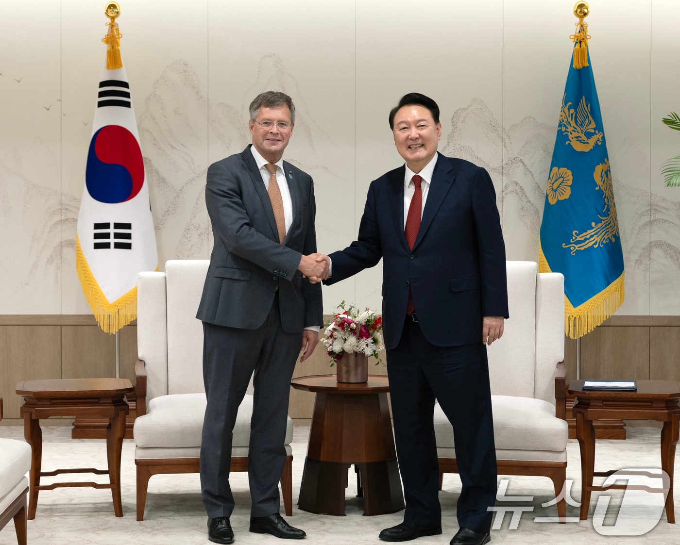 윤석열 대통령이 9일 용산 대통령실 청사에서 얀 피터 발케넨데 네덜란드 전 총리와 접견하고 있다. (대통령실 제공) 2024.9.9/뉴스1 ⓒ News1 송원영 기자