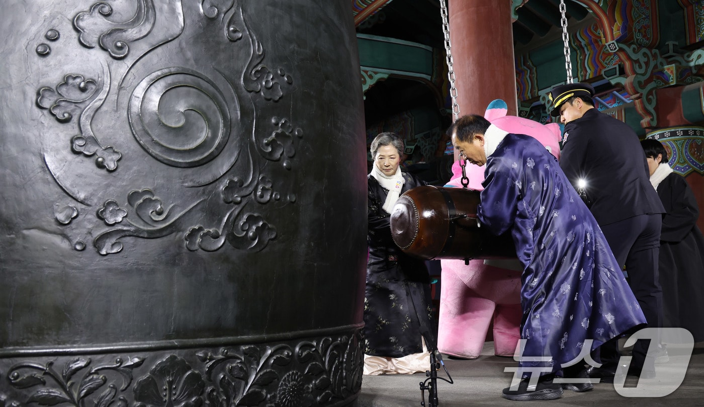 새해 첫날인 1일 오전 서울 종로구 보신각에서 열린 제야의 종 타종행사에서 시민대표들이 타종하고 있다. (공동취재)2025.1.1/뉴스1 ⓒ News1 박세연 기자
