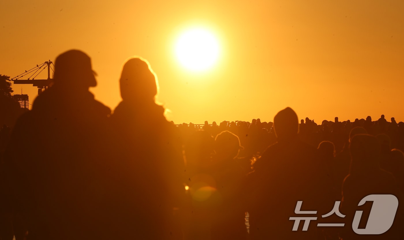 2025년 을사년(乙巳年) 새해 첫날 오전 부산 해운대해수욕장에서 시민들이 새해 첫 해돋이를 감상하고 있다. 2025.1.1/뉴스1 ⓒ News1 윤일지 기자