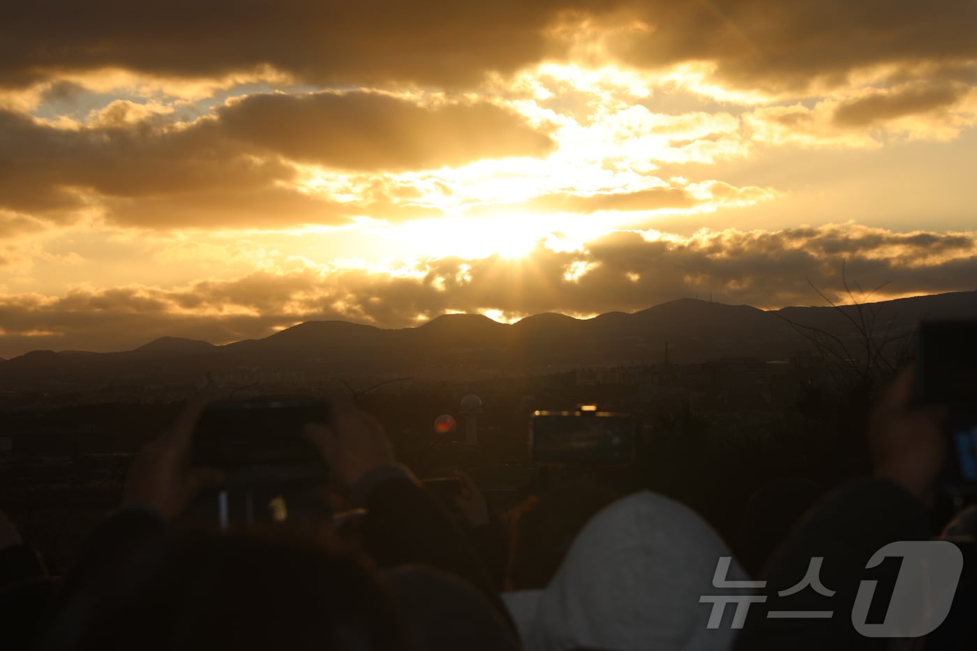오름에서 바라본 새해(자료사진)/뉴스1
