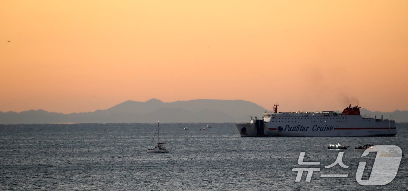 부산 해운대해수욕장에서 바라본 바다 건너편으로 맑고 쾌청한 날씨 속에 일본 대마도가 보이고 있다.2025.1.1/뉴스1 ⓒ News1 윤일지 기자
