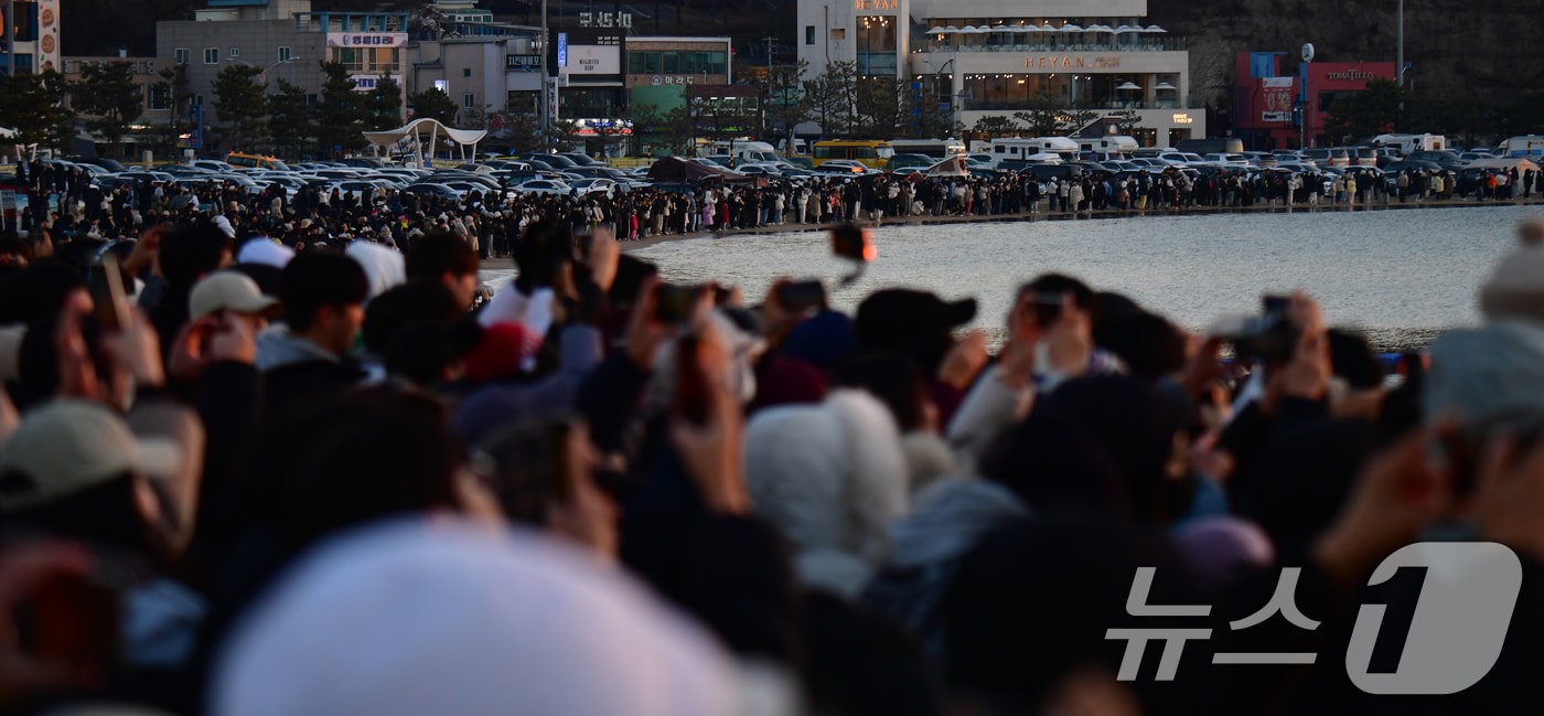 2025년 첫날인 1일 경북 포항시 북구 영일대해수욕장에 모인 시민과 관광객들이 일출을 지켜보고 있다. (뉴스1 자료, 재판매 및 DB금지)2025.12.7/뉴스1 ⓒ News1 최창호 기자