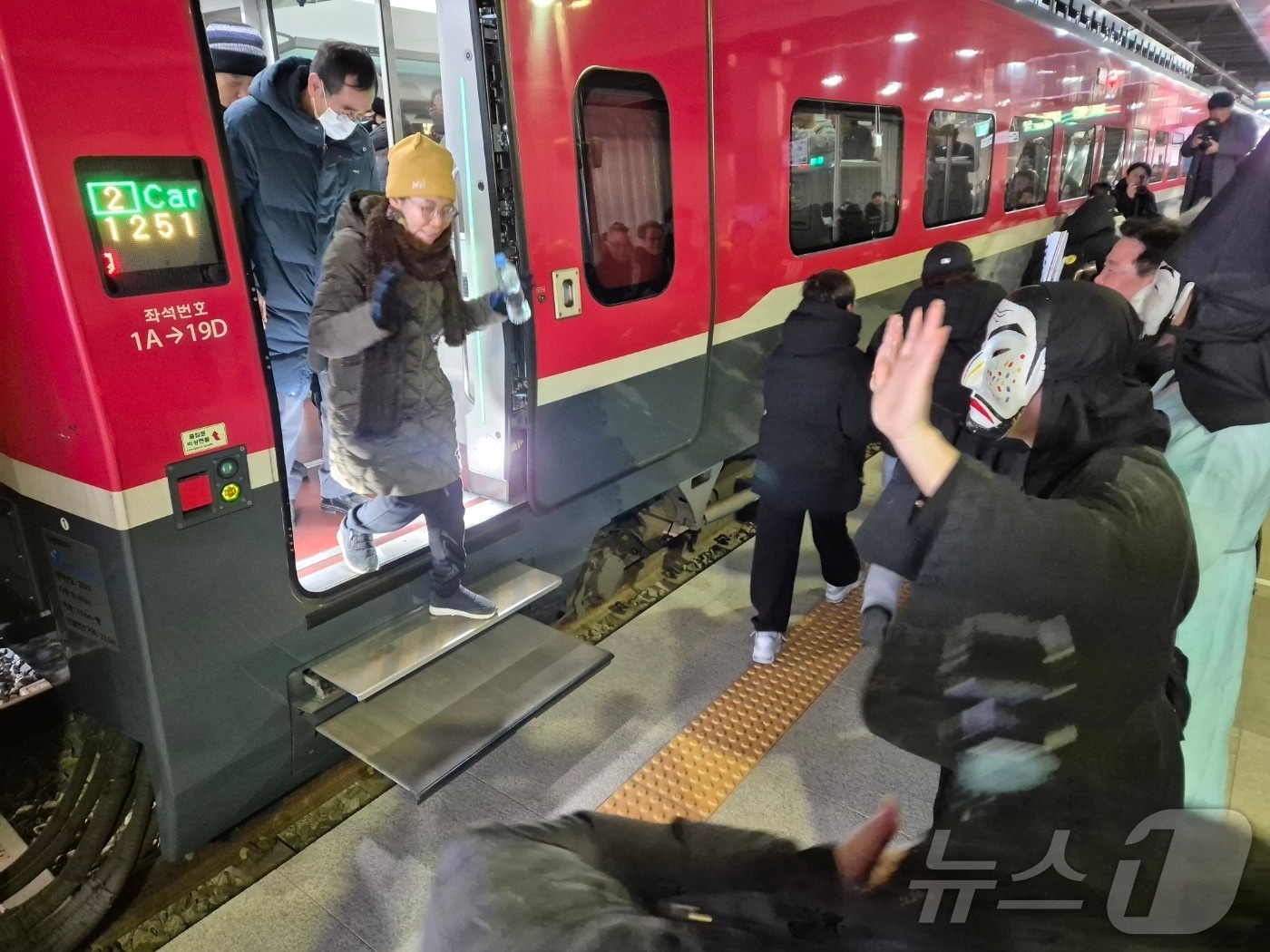 을사년 새해 첫날인 1일 부산(부전역)에서 출발한 ITX-마음 1252 열차가 강릉역 승강장으로 들어오고 있다. 이날부터 동해 중부선 삼척∼포항 구간이 개통되면서 강릉에서 부산까지 환승 없이 열차로 달릴 수 있게 됐다. 2025.1.1/뉴스1 ⓒ News1 윤왕근 기자