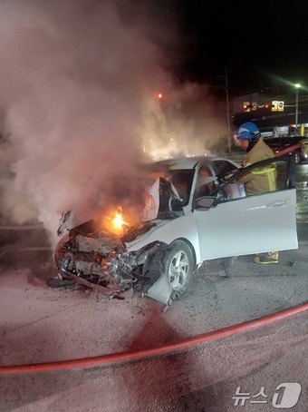 1일 새벽 강원 강릉 터미널 오거리에서 승용차 간 추돌사고가 발생, 1명이 숨지고 2명이 중경상을 입었다.(강릉소방서 제공) 2025.1.1/뉴스1