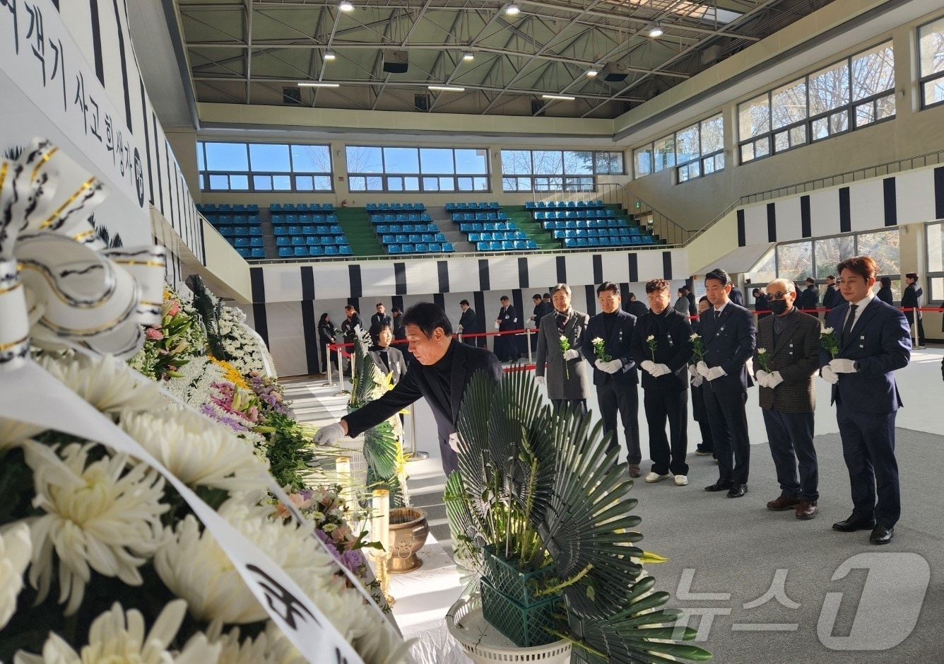 강대식 국민의힘 대구시당위원장과 당직자들이 1일 대구 안병근올림픽기념유도관에 마련된 전남 무안국제공항 제주항공 여객기 사고 희생자 합동분향소를 찾아 헌화하고 있다. (국민의힘 대구시당 제공) 2025.1.1/뉴스1