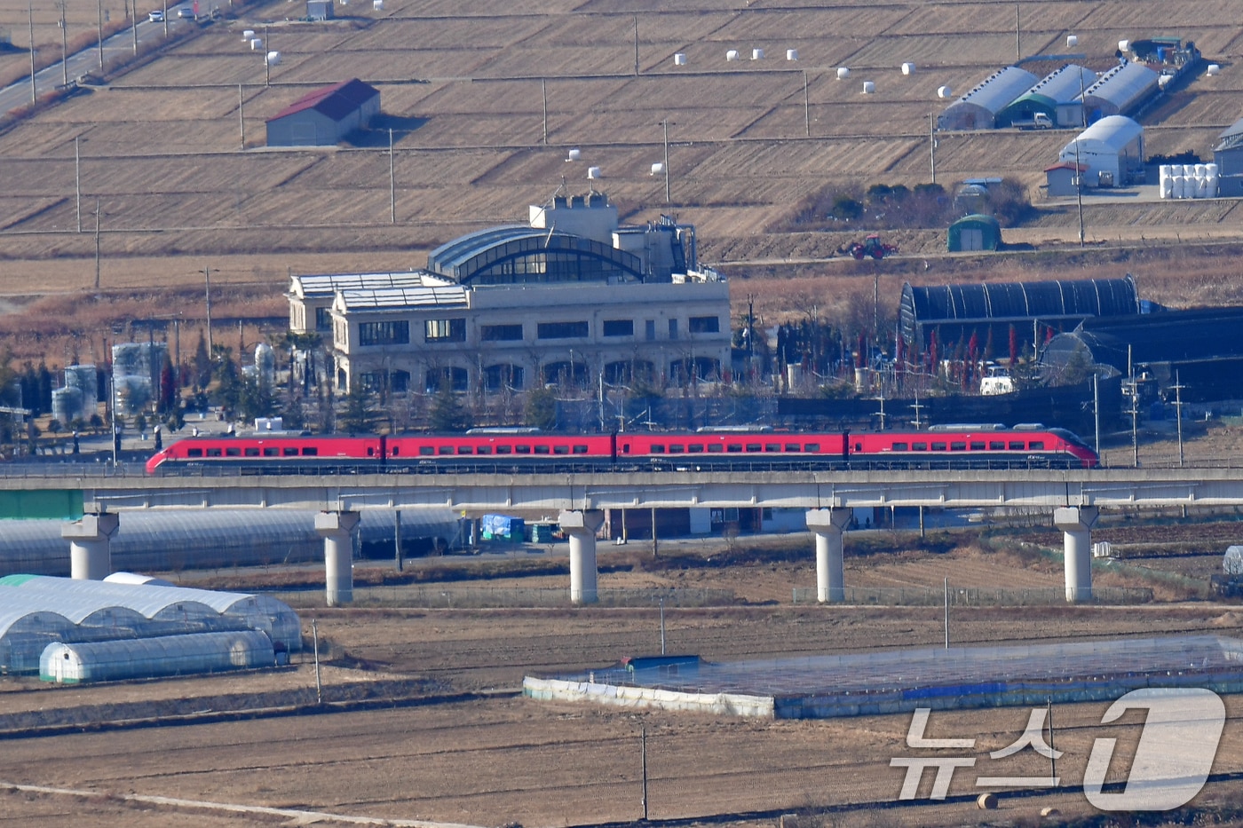 2025년 을사년 새해 첫 날인 1일 오전 동해선 철도가 완전 개통된 가운데 경북 포항역을 출발한 ITX-마음 열차가 강릉역을 향해 달리고 있다. 부산에서 강원 강릉을 잇는 동해선 철도가 1일 개통됐다. 동해선은 부산을 출발해 경북 경주~포항~울진, 강원 삼척~강릉까지 ITX-마음 열차가 하루 4차례 왕복 운행한다. 열차의 최대 속도는 시속 150㎞다. 동해선 완전 개통은 2014년 12월 영덕~울진~삼척 구간 공사를 시작한지 10년 만이며, 2018년 1월 포항~영덕 구간 개통 6년 만이다.2025.1.1/뉴스1 ⓒ News1 최창호 기자