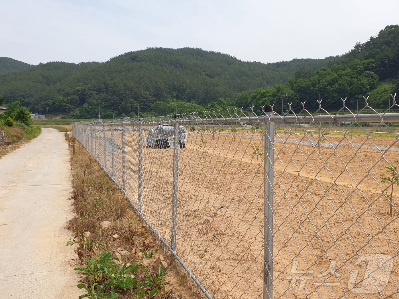 진주시 야생동물 피해예방시설 설치 장면&#40;진주시 제공&#41;.