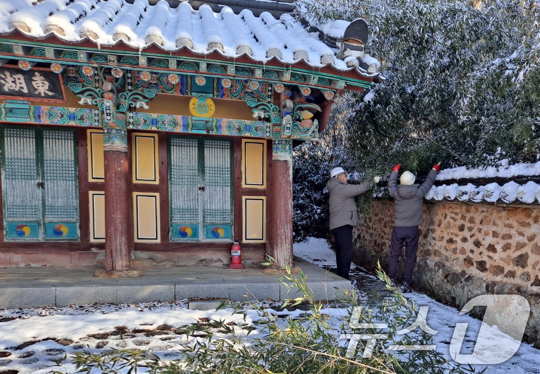 광주시가 겨울철 한파에 대비해 지역문화유산에 대한 긴급 안전점검을 실시하고 있다.&#40;광주시 제공&#41;/뉴스1 ⓒ News1 박준배 기자