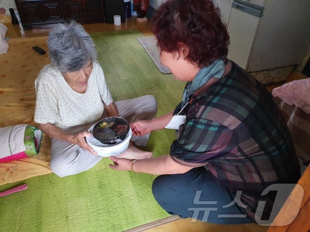 한 노인이 반찬 지원 서비스를 이용하고 있다.(의성군 제공)2025.1.10/뉴스1