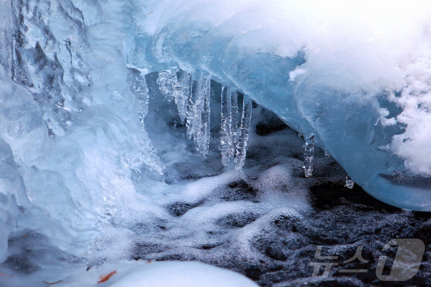 강원 인제군 기린면 방태산 이단폭포가 꽁꽁 얼어붙어 있다.(자료사진)'/뉴스1 DB