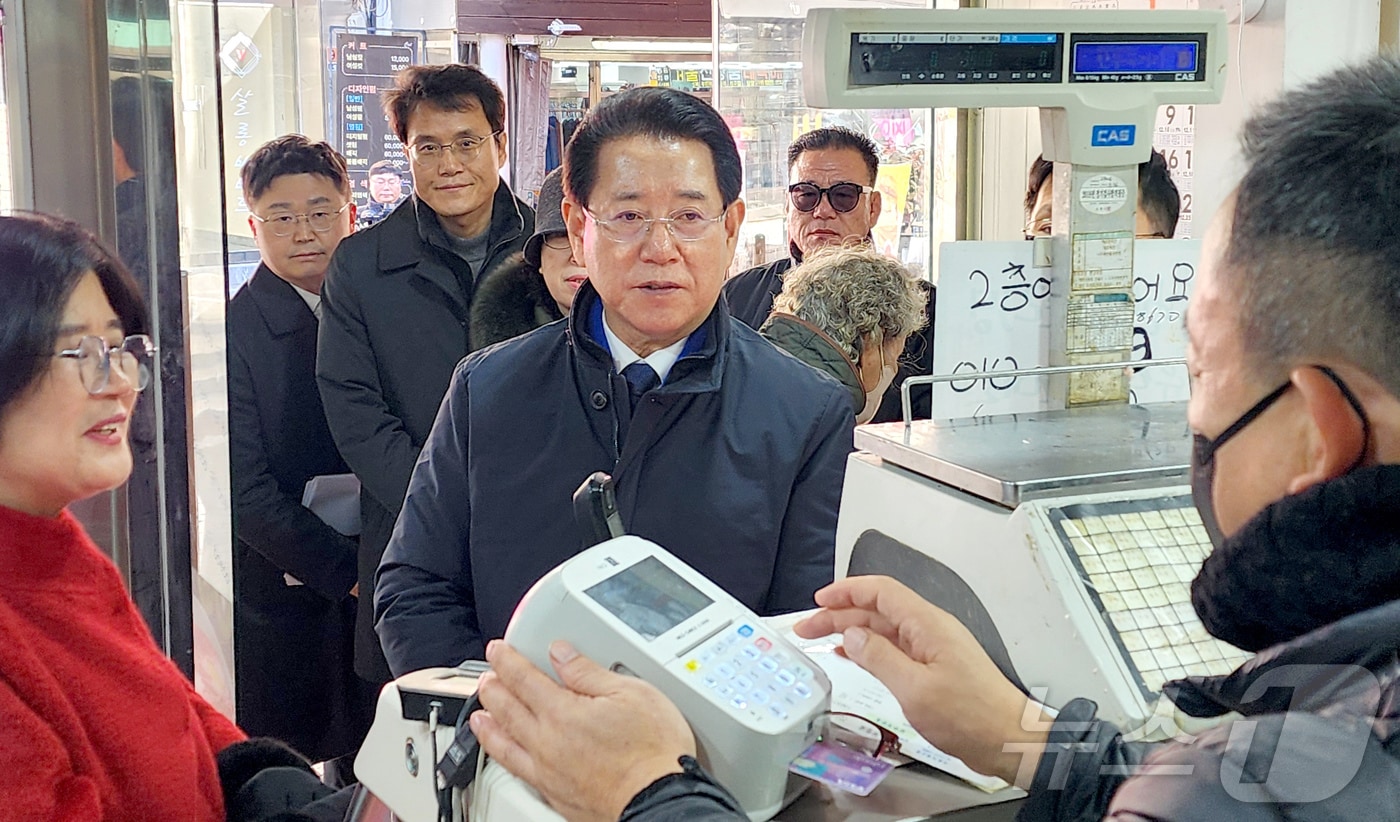 김영록 전라남도지사가 10일 순천시 중앙동 상가를 방문, 내수경기 침체로 인한 소비 부진으로 어려움을 겪는 소상공인들을 격려하고 있다.(전남도 제공) 2025.1.10/뉴스1 