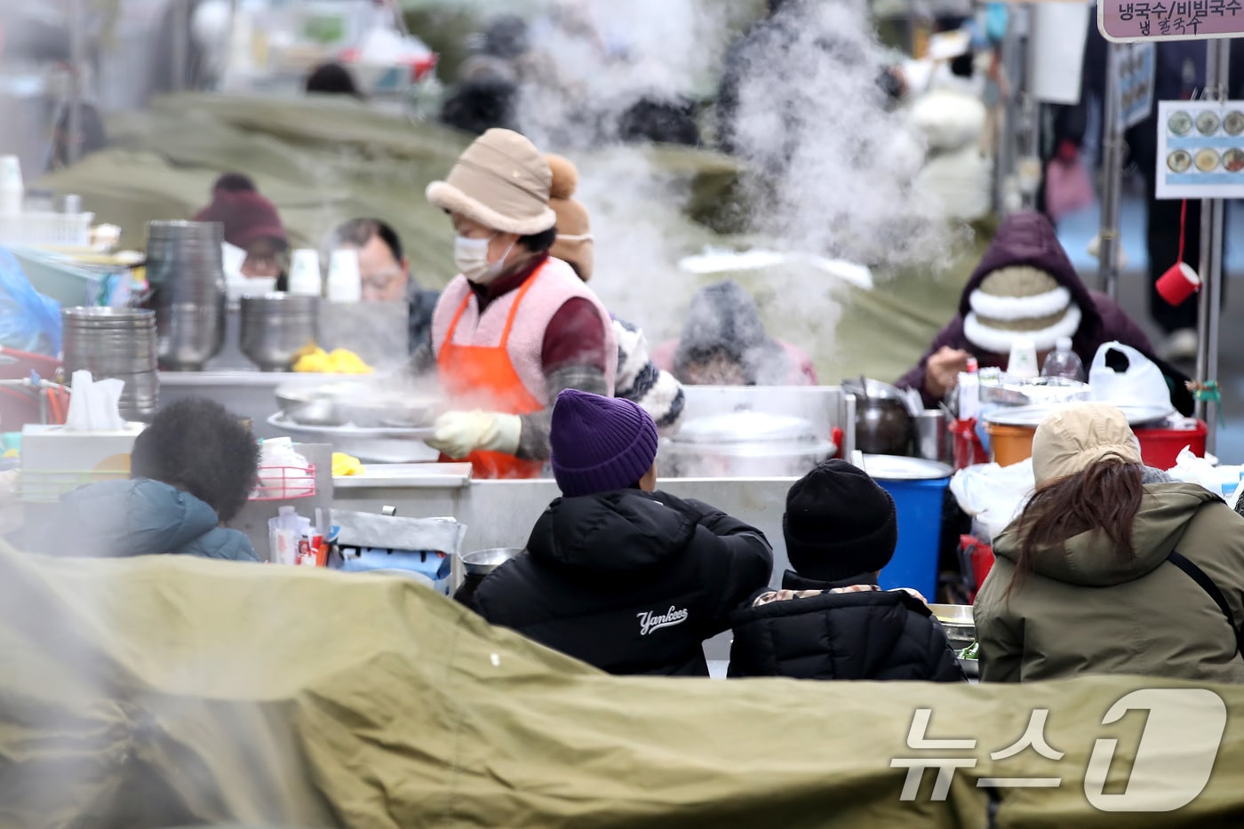 매서운 한파가 이어진 10일 대구 서문시장을 찾은 시민들이 김이 모락모락 피어오르는 칼국수를 먹으며 추위에 꽁꽁 언 몸을 녹이고 있다. 2025.1.10/뉴스1 ⓒ News1 공정식 기자