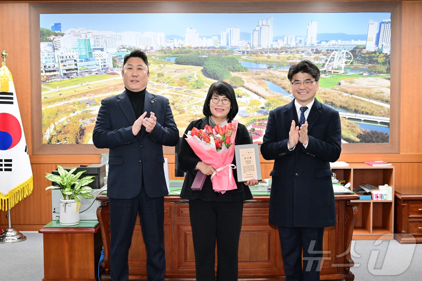 울산시의회 이영해 의원이 국가유공자 우선주차구역 설치에 기여한 공로를 인정받아 2024년 보훈예우문화 확산 유공 분야에서 국가보훈부 장관 감사패를 수상했다고 10일 밝혔다.&#40;울산시의회 제공&#41;