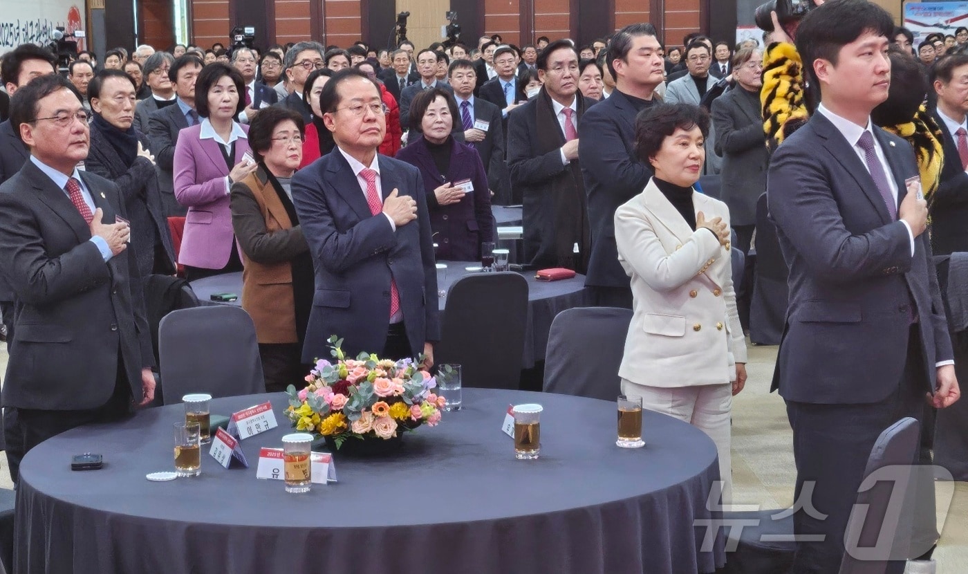 2025년 1월 10일 홍준표 대구시장과 이순삼 여사, 우재준 국민의힘 의원(오른쪽) 등이 대구 북구 산격동 엑스코에서 열린 '2025 대구시 신년인사회'에 참석해 국기에 대한 경례를 하고 있다. 2025.1.10 ⓒ 뉴스1 남승렬 기자