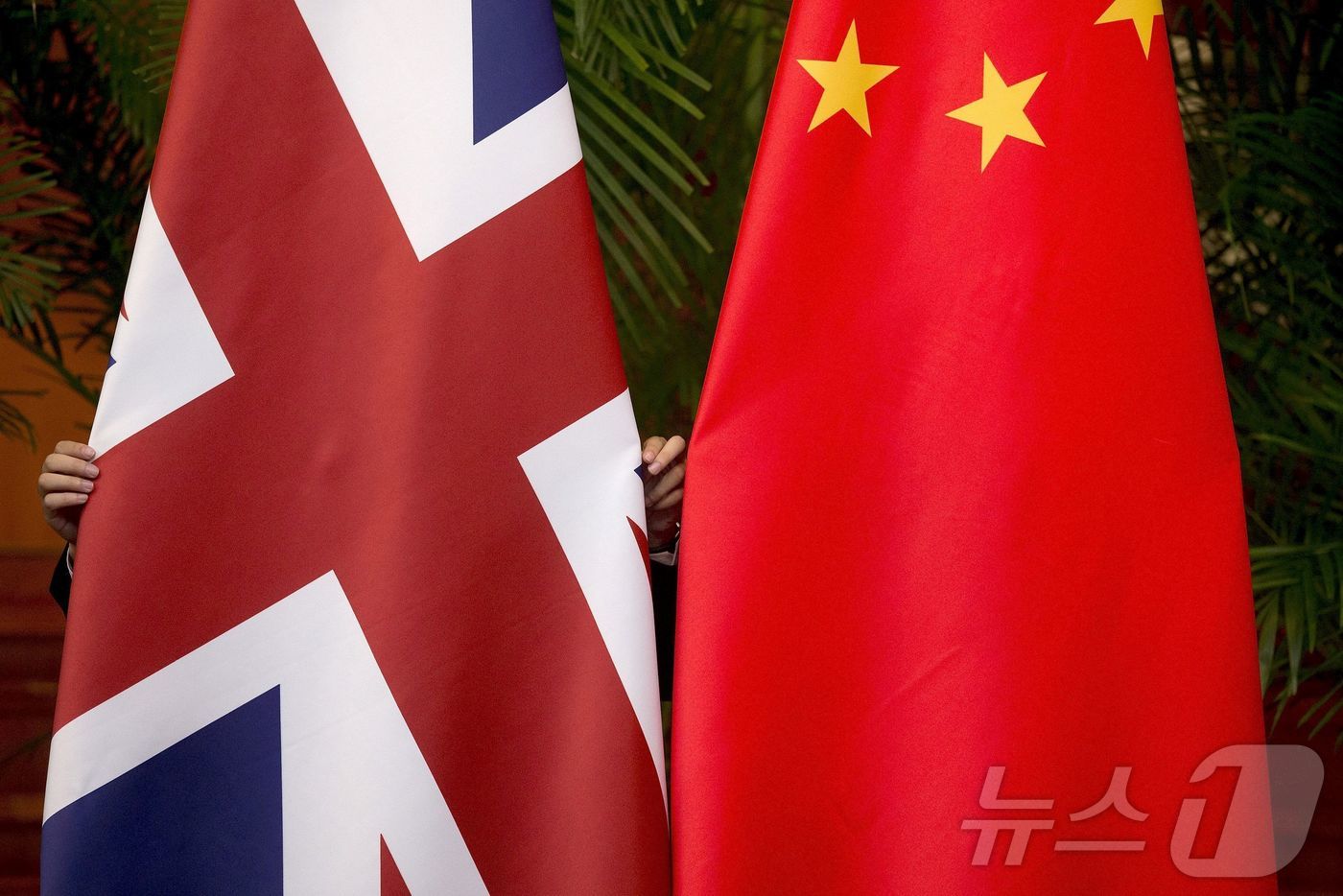 2015년 9월 중국 베이징 댜오위타이 국빈관에서 열린 제7차 중-영 경제금융 대화에 전시된 양국 국기. 2015.9.21 ⓒ 로이터=뉴스1