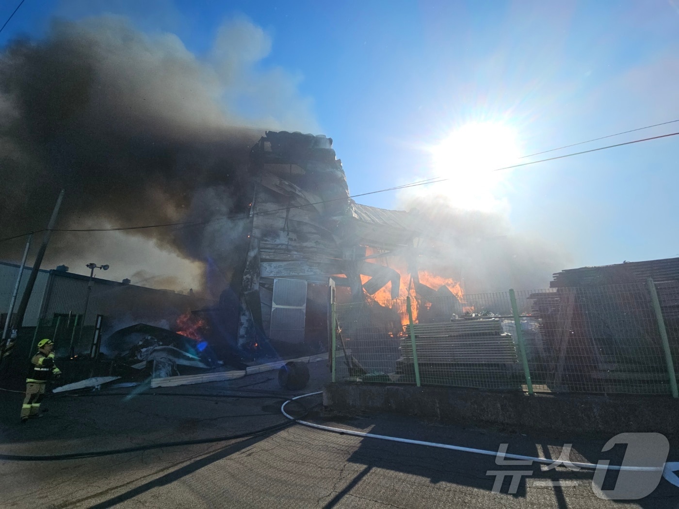 10일 오후 1시 17분쯤 경남 김해시 한림면 안하리의 목재 가공 공장에서 불이 나 소방관들이 진화에 나서고 있다.(경남소방본부 제공)