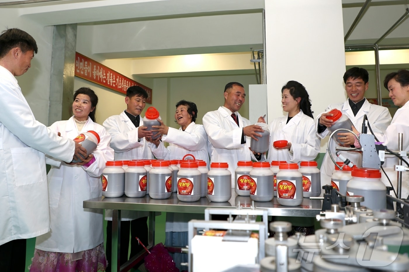 (평양 노동신문=뉴스1) = 황해북도 은파군에 완공된 지방공업공장. 밀된장을 생산하고 있다. [국내에서만 사용가능. 재배포 금지. DB 금지. For Use Only in the Republic of Korea. Redistribution Prohibited] rodongphoto@news1.kr