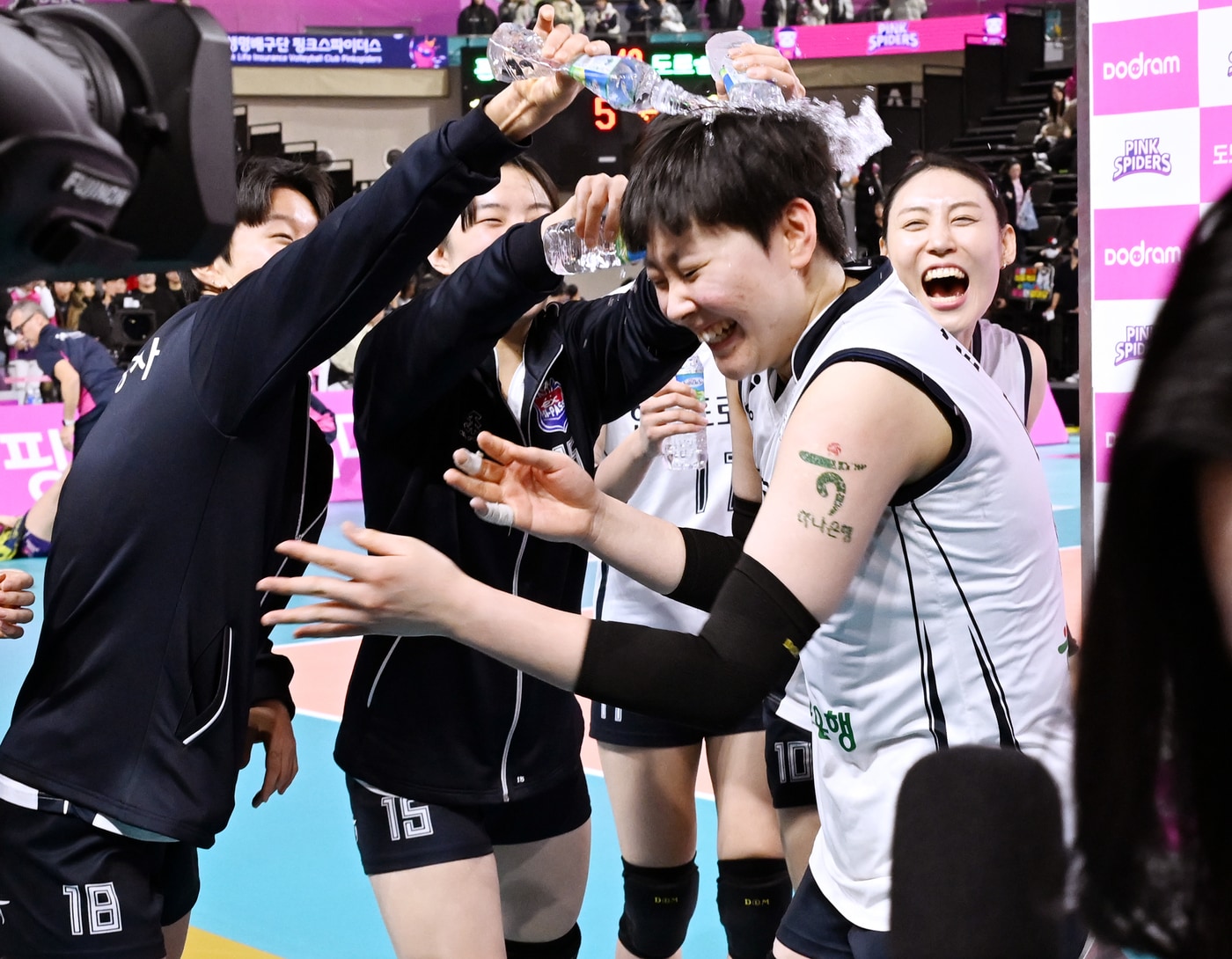 한국도로공사 루키 김다은이 11일 열린 흥국생명과의 경기에서 방송 인터뷰를 마친 뒤 동료들의 축하를 받고 있다. (KOVO 제공)