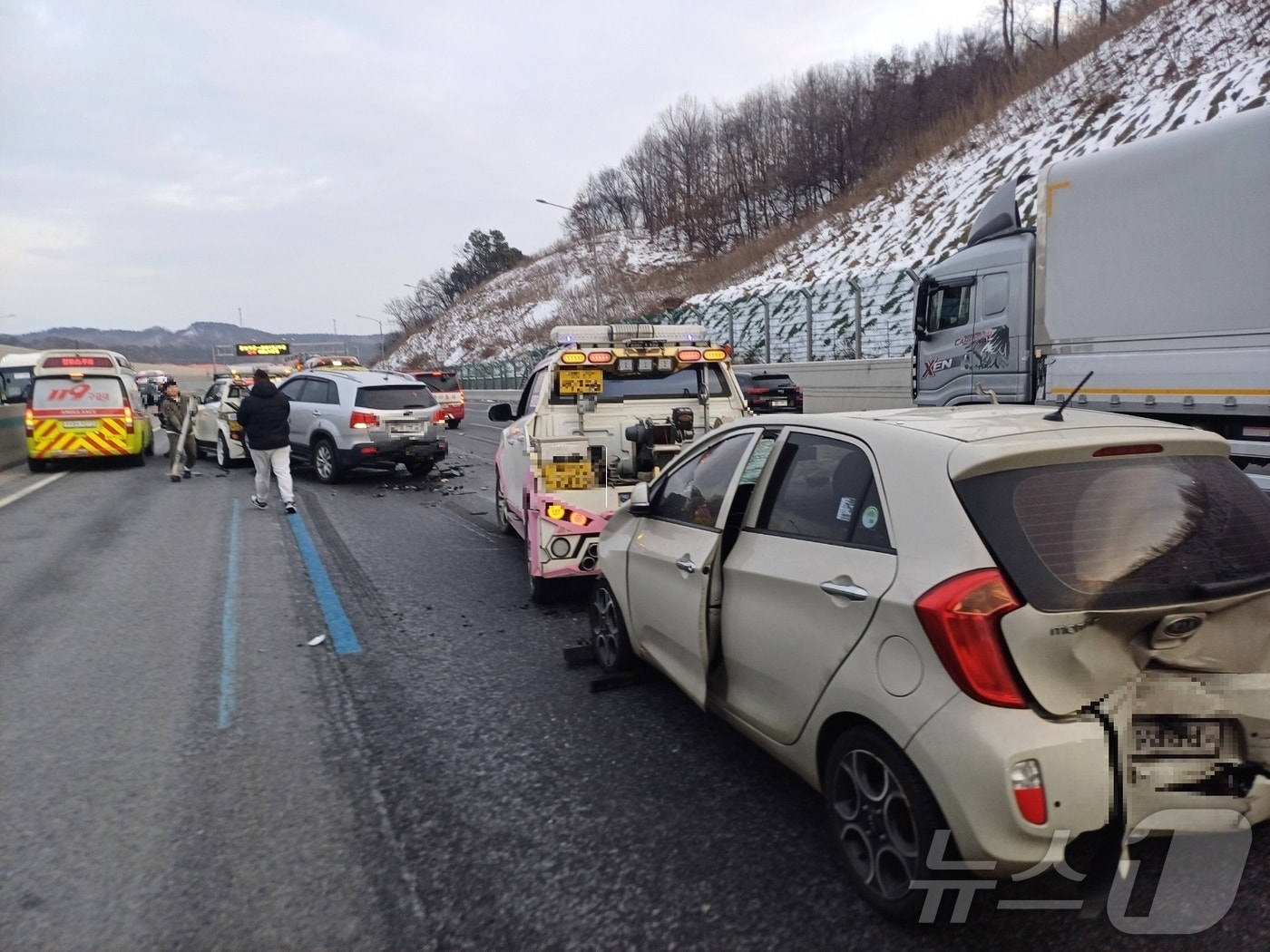 천안 동남 경부고속도로 목천IC 인근 추돌사고 현장. (천안동남소방서 제공) / 뉴스1