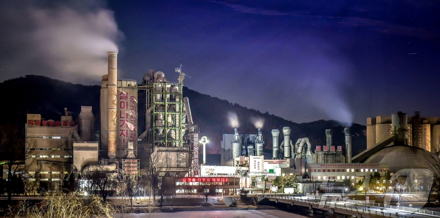 (평양 노동신문=뉴스1) = 북한 상원시멘트연합기업소. [국내에서만 사용가능. 재배포 금지. DB 금지. For Use Only in the Republic of Korea. Redistribution Prohibited] rodongphoto@news1.kr