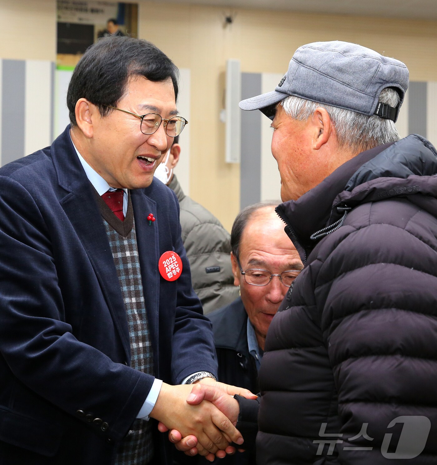 주낙영 경주시장이 어르신들과의 간담회를 마친 후 인사를 나누고 있다. (걍주시제공) 2025.1.12/뉴스1 