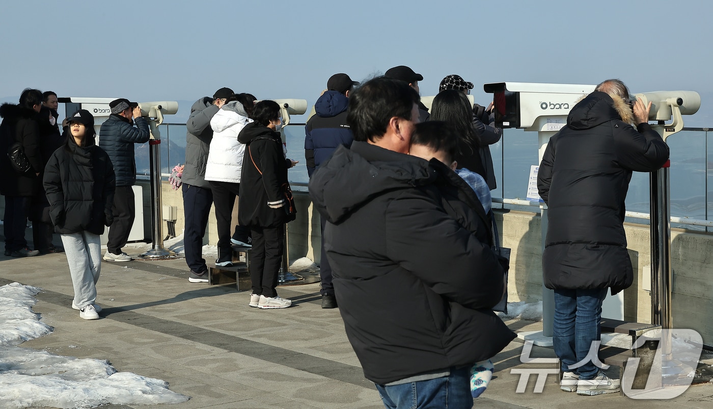 애기봉평화생태공원 조강전망대를 찾은 관광객들이 북한을 바라보고 있다. (사진은 기사 내용과 무관함) / 뉴스1 ⓒ News1