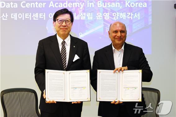 박형준 시장이 지난 9일 마이크로소프트와 부산 데이터센터 설립 업무협약을 체결하고 있다.(부산시 제공)