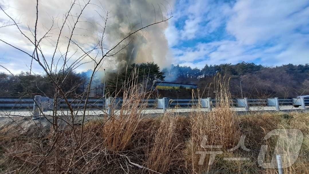 12일 낮 12시 44분쯤 강원 양양군 양양읍 거마리에서 발생한 산불이 46분 만인 이날 오후 1시 30분쯤 진화됐다. (산림청 중앙산림재난상황실 제공) 2025.1.12.뉴스1
