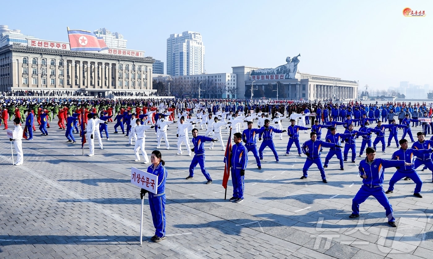 (평양 노동신문=뉴스1) = 북한 노동당 기관지 노동신문은 13일 "새해 첫 체육의 날을 맞아 각지에서 다양한 체육활동이 진행됐다"라고 보도했다. [국내에서만 사용가능. 재배포 금지. DB 금지. For Use Only in the Republic of Korea. Redistribution Prohibited] rodongphoto@news1.kr