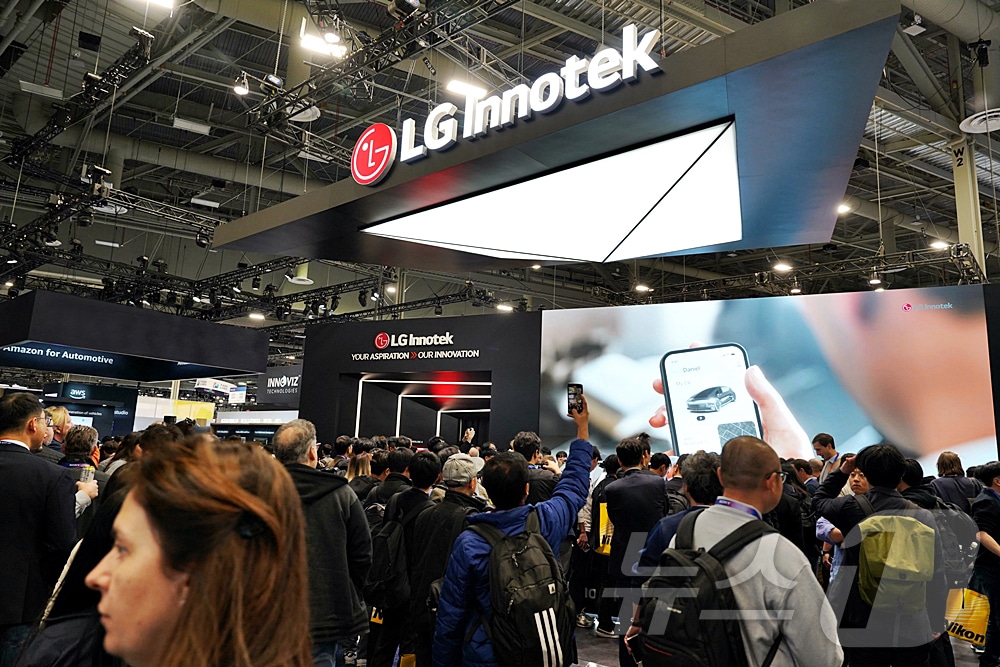 라스베이거스 컨벤션센터&#40;LVCC&#41; 웨스트홀에 마련된 CES 2025 LG이노텍 전시부스를 찾은 관람객들의 모습.&#40;LG이노텍 제공&#41; ⓒ News1 한재준 기자