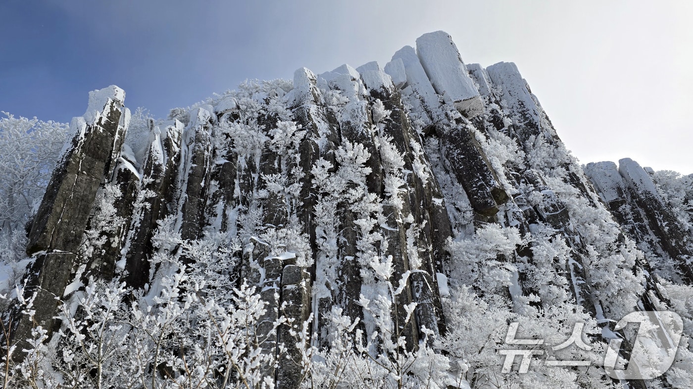 눈 내린 무등산 서석대의 모습. (무등산국립공원 사무소 제공)/뉴스1 ⓒ News1 이승현 기자