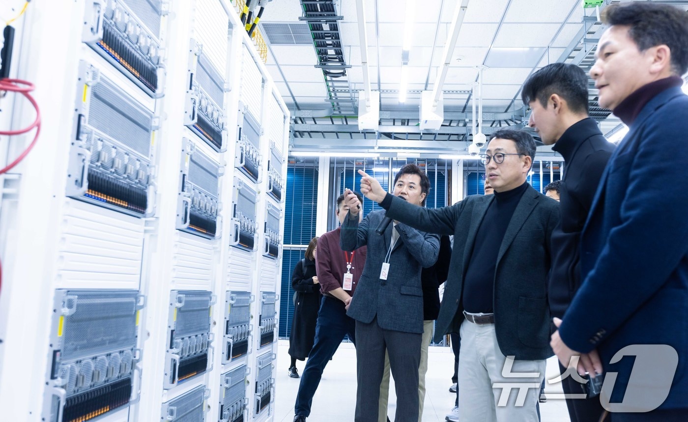 해 유영상 CEO가 GPUaaS&#40;GPU-as-a-Service&#41; 준비상황에 대해 점검하고 있는 모습. &#40;SKT 제공&#41; 2025.1.13/뉴스1