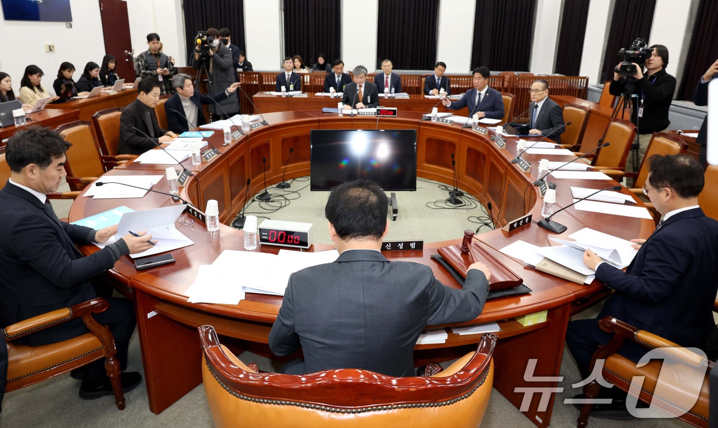 13일 서울 여의도 국회에서 조태용 국가정보원장 등이 출석한 가운데 정보위원회 전체회의가 열리고 있다. &#40;공동취재&#41;2025.1.13/뉴스1 ⓒ News1 이광호 기자