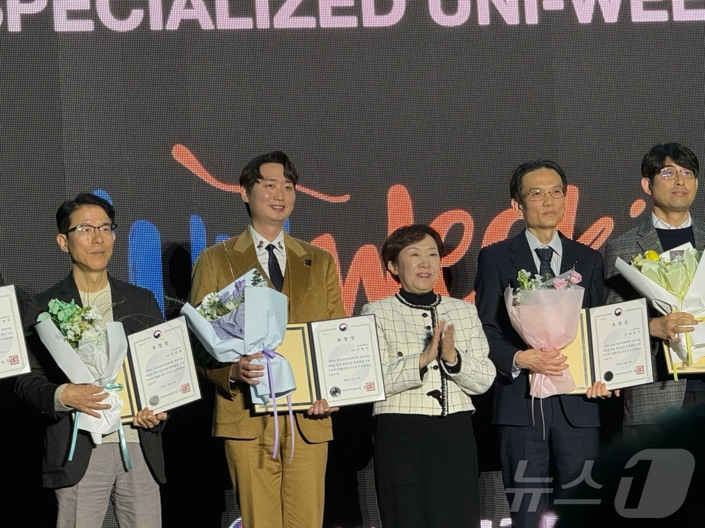 (사진 왼쪽에서 두 번쨰)이영우 반도체시스템공학과 교수가 첨단산업 특성화 대학지원 사업에서 교육부장관상을 받고 기념사진을 촬영하고 있다.(인하대 제공)2025.1.13/뉴스1