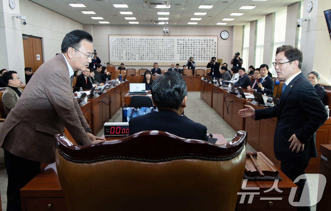 정청래 국회 법제사법위원회 위원장(가운데)와 유상범 국민의힘 간사(왼쪽), 박범계 더불어민주당 간사가 13일 오전 서울 여의도 국회에서 열린 법제사법위원회(법사위) 전체회의에서 대화를 하고 있다. 이번 회의에서 윤석열 정부의 내란ㆍ외환 행위의 진상규명을 위한 특별검사 임명 등에 관한 법률안 통과 시켰다. 2025.1.13/뉴스1 ⓒ News1 이재명 기자
