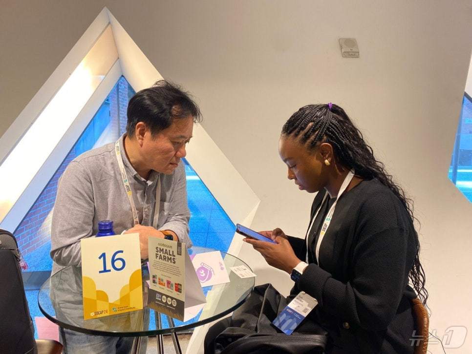 대전창조경제혁신센터 보육기업 테바소프트가 SOCAP24에서 관련 업계 관계자와 미팅을 하고 있다.(대전혁신센터 제공)/뉴스1