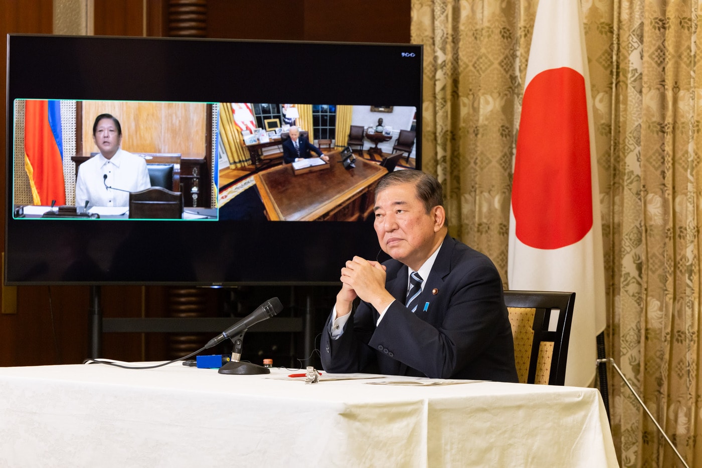 13일 일본 도쿄 총리 공저에서 이시바 시게루 총리가 조 바이든 미국대통령, 페르디난드 마르코스 주니어 필리핀 대통령과 화상 회담을 실시하고 있다. 2025.01.13/ &#40;출처 : 일본 총리관저&#41;