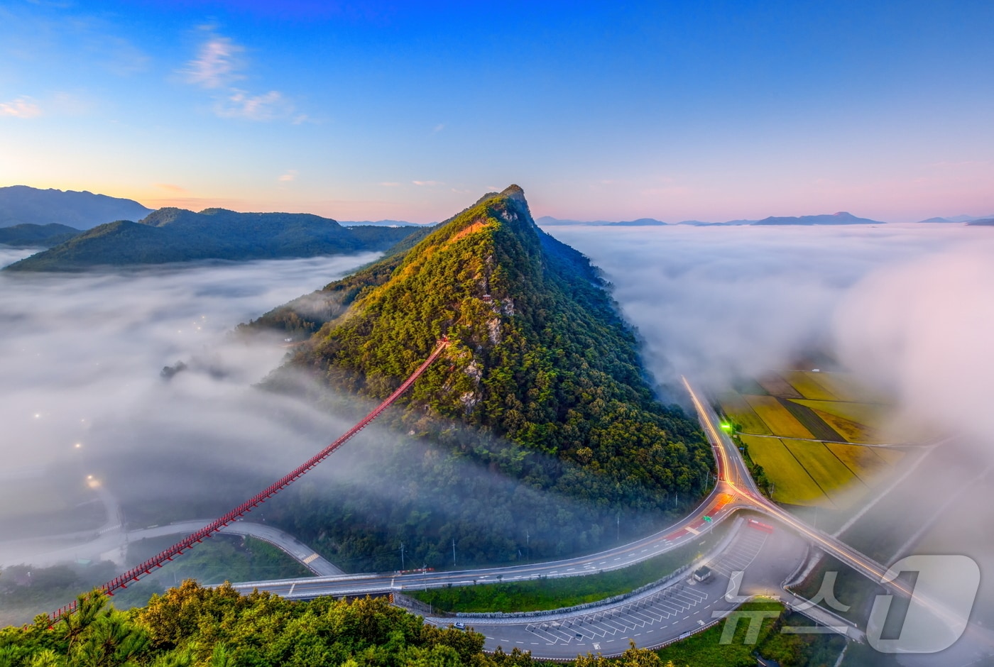 전북자치도 순창군의 관광 명소 '채계산 출렁다리'.(순창군 제공)/뉴스1