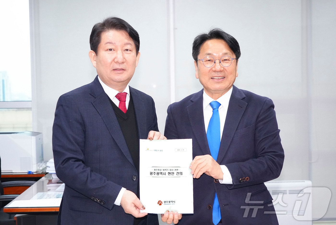 강기정 광주시장이 13일 오전 서울 국회에서 권영진 국회 제주항공 여객기참사특위 위원장을 만나 제주항공 여객기참사 피해지원 특별법 제정 관련 건의서를 전달하고 있다.&#40;광주시 제공&#41;2025.1.13/뉴스1 