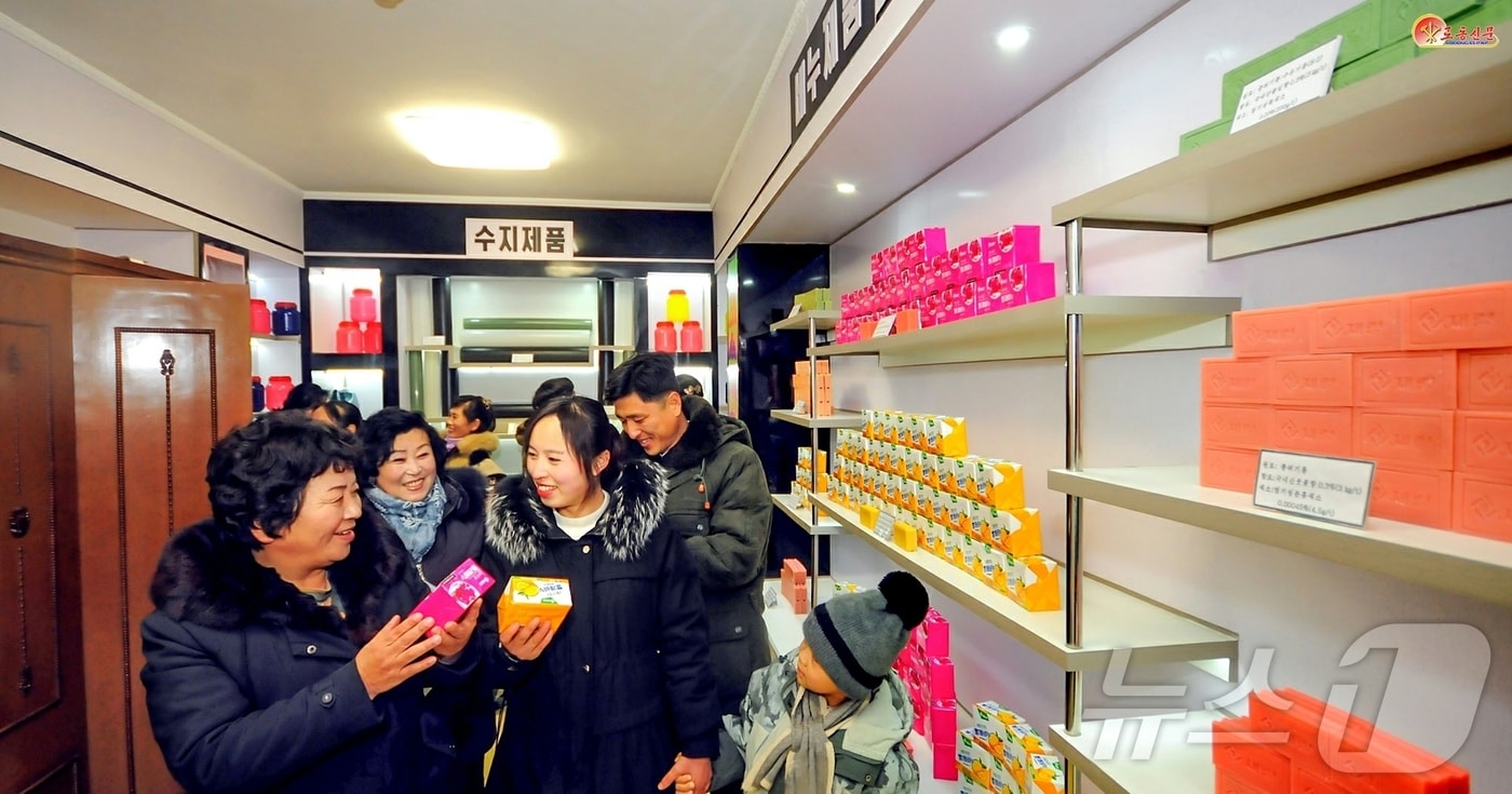 &#40;평양 노동신문=뉴스1&#41; = 북한 노동당 기관지 노동신문은 14일 지방공업공장 완공 소식을 접한 주민들의 반향을 전하면서 주민들이 &#34;충성과 애국의 일념을 안고 보다 휘황할 내일의 당당한 주인공이 되기 위해 분기하고 있다＂라고 보도했다. [국내에서만 사용가능. 재배포 금지. DB 금지. For Use Only in the Republic of Korea. Redistribution Prohibited] rodongphoto@news1.kr