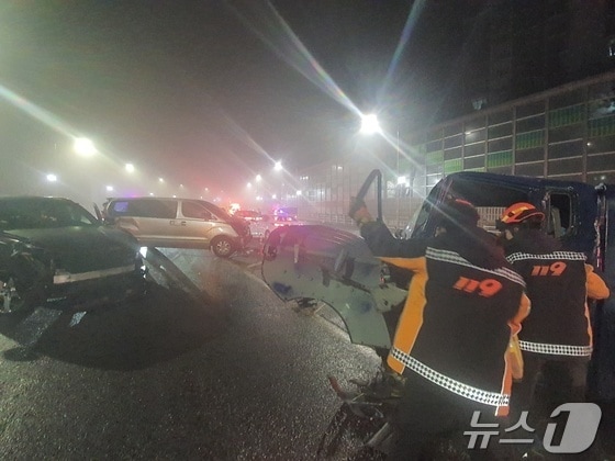 14일 오전 김포시 통진읍에서 도로를 달리던 1톤 트럭이 미끄러지면서 다중 충돌 사고가 발생했다.(경기 김포소방서 제공)/뉴스1 ⓒ News1 이시명 기자
