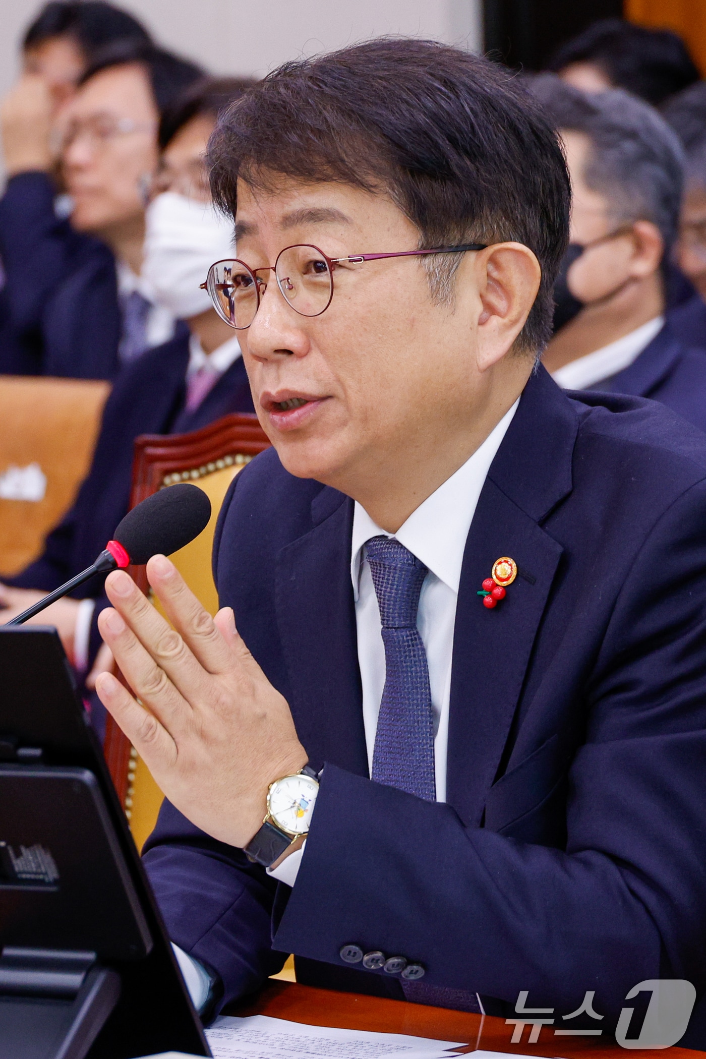 박상우 국토교통부 장관이 14일 서울 여의도 국회에서 열린 국토교통위원회 전체회의에 출석해 12·29 여객기 참사 관련 현안 질의에 답하고 있다. 2025.1.14/뉴스1 ⓒ News1 안은나 기자