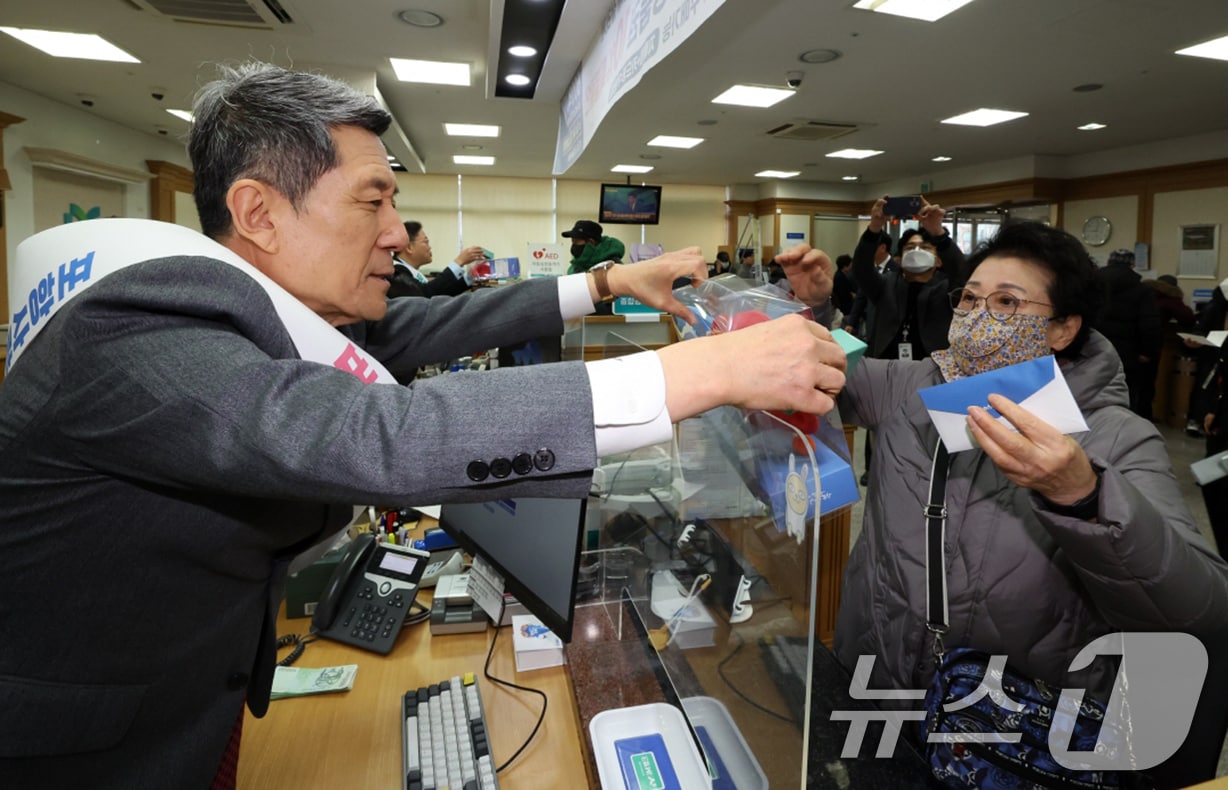 지난해 1월 이강덕 경북 포항시장이  iM뱅크 포항영업부에서 열린 포항사랑상품권 판매 행사에서 상품권을 판매하고 있는 모습. (뉴스1 자료, 재퍈매 및 DB금지) 2026.1.16/뉴스1 ⓒ News1 최창호 기자