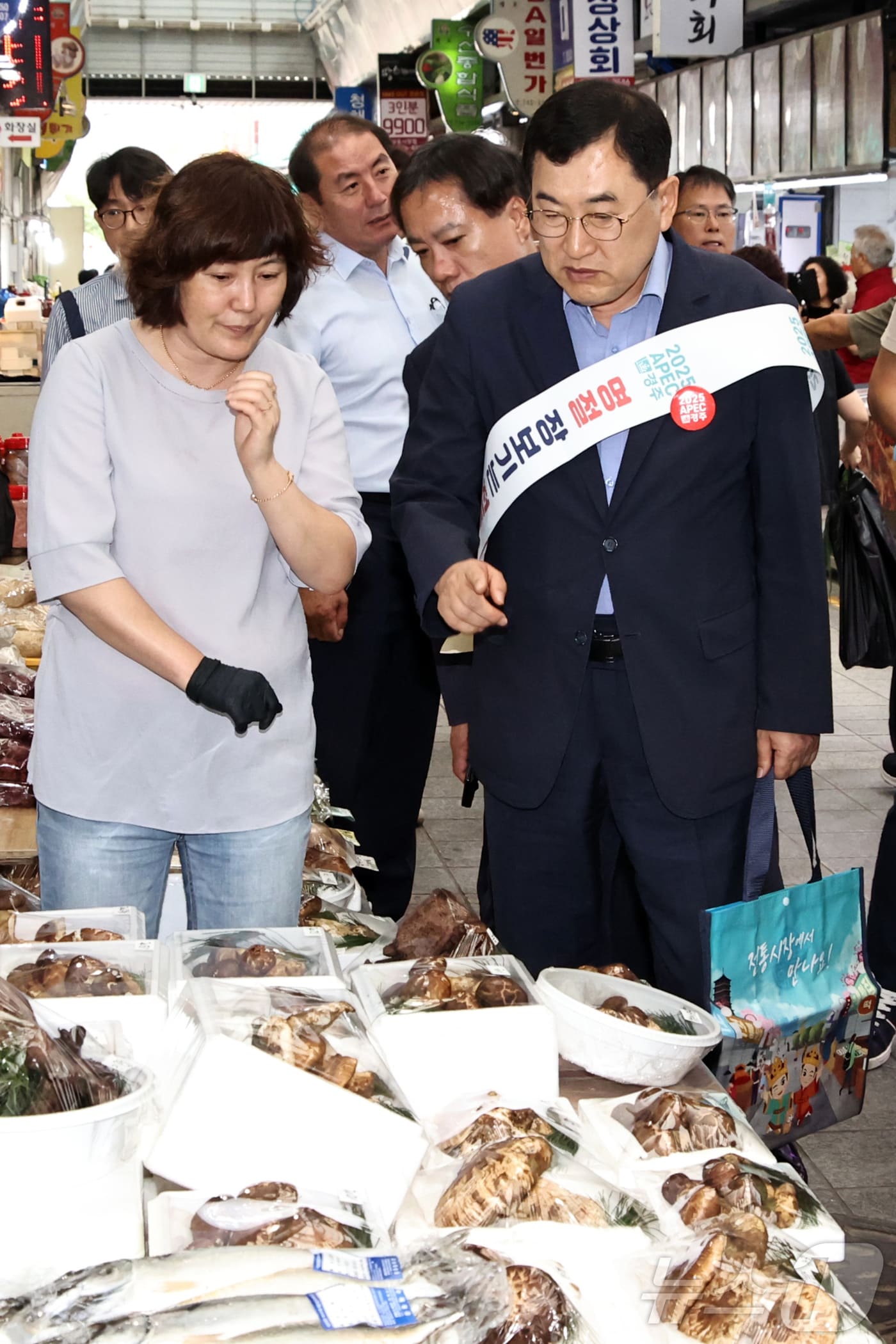  경주시가 설을 맞아 농축산물 소비 촉진을 위해 경주몰과 경주농특산물판매장에서 최대 20% 할인 행사를 진행한다. 사진은 지난해 추석을 앞두고 전통시장에서 장을 보고 있는 주낙영 경주시장. (경주시 제공) 2025.1.14/뉴스1