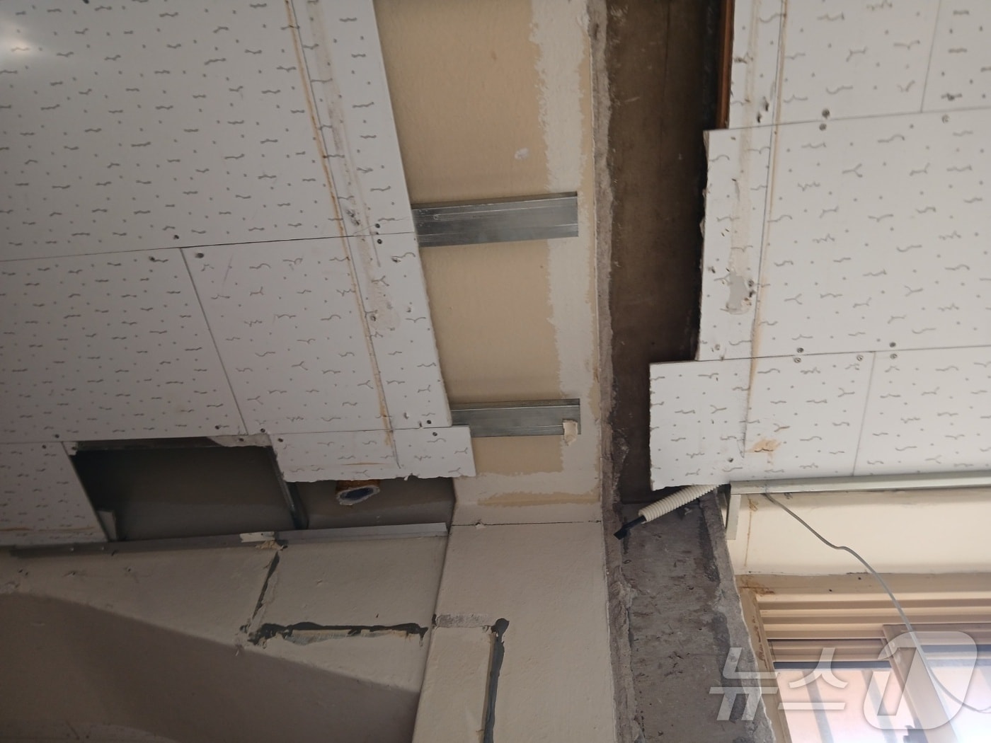 부산 서구 한 중학교에 석면 천장 일부가 뜯겨져 있다.(부산환경운동연합 제공)