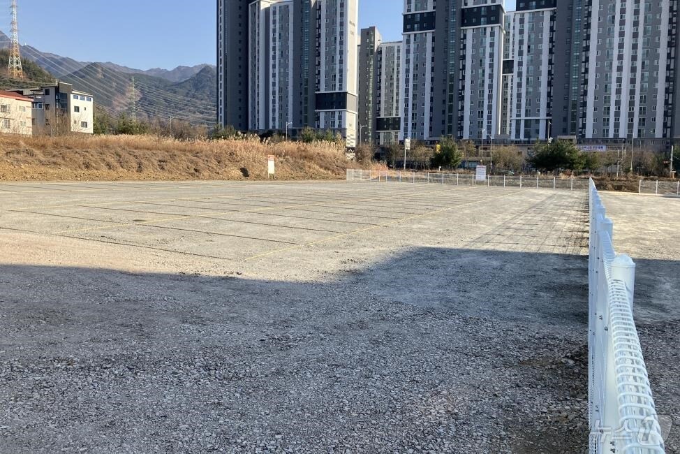 대구 달성군 유가읍 테크노초교 인근에 설치된 공한지 주차장(대구 달성군 제공)