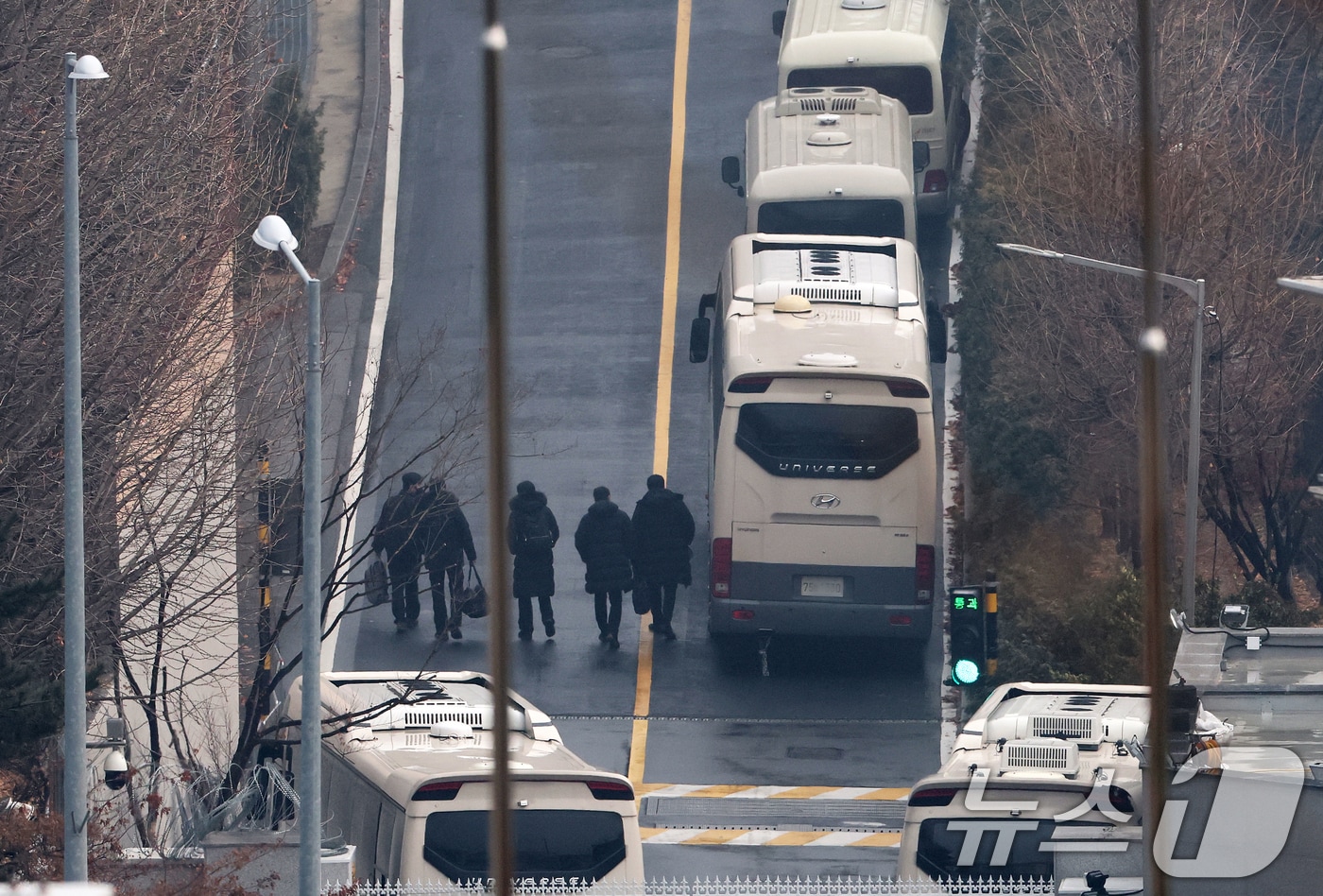 공수처와 경찰의 윤석열 대통령 2차 체포영장 집행 시도가 임박한 가운데 14일 서울 용산구 한남동 대통령 관저 정문 앞에서 경호처 관계자들이 이동하고 있다. 2025.1.14/뉴스1 ⓒ News1 오대일 기자